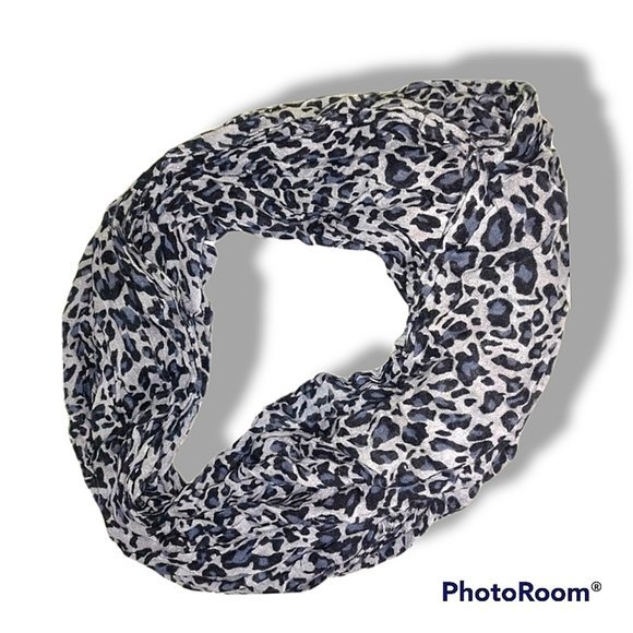 3/$15 Sale- LEOPARD Print Blue And Grey Knit Infinity Scarf LIKE NEW - Picture 1 of 1